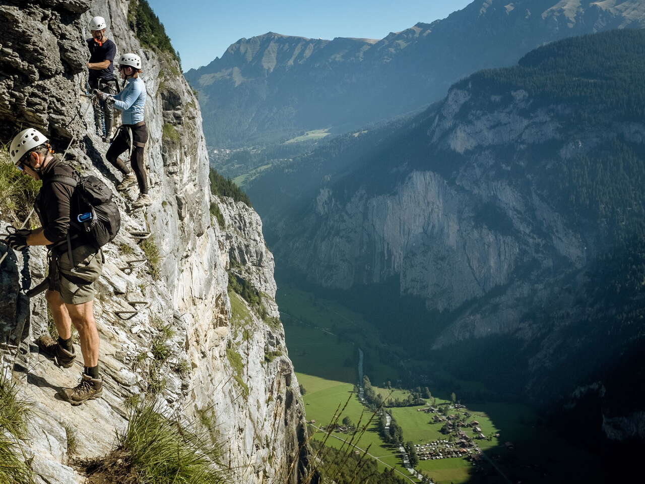 Klettern entlang der senkrechten Felsen mit Blick ins Lauterbrunnental. Der Klettersteig in Mürren bietet Adneralin pur.